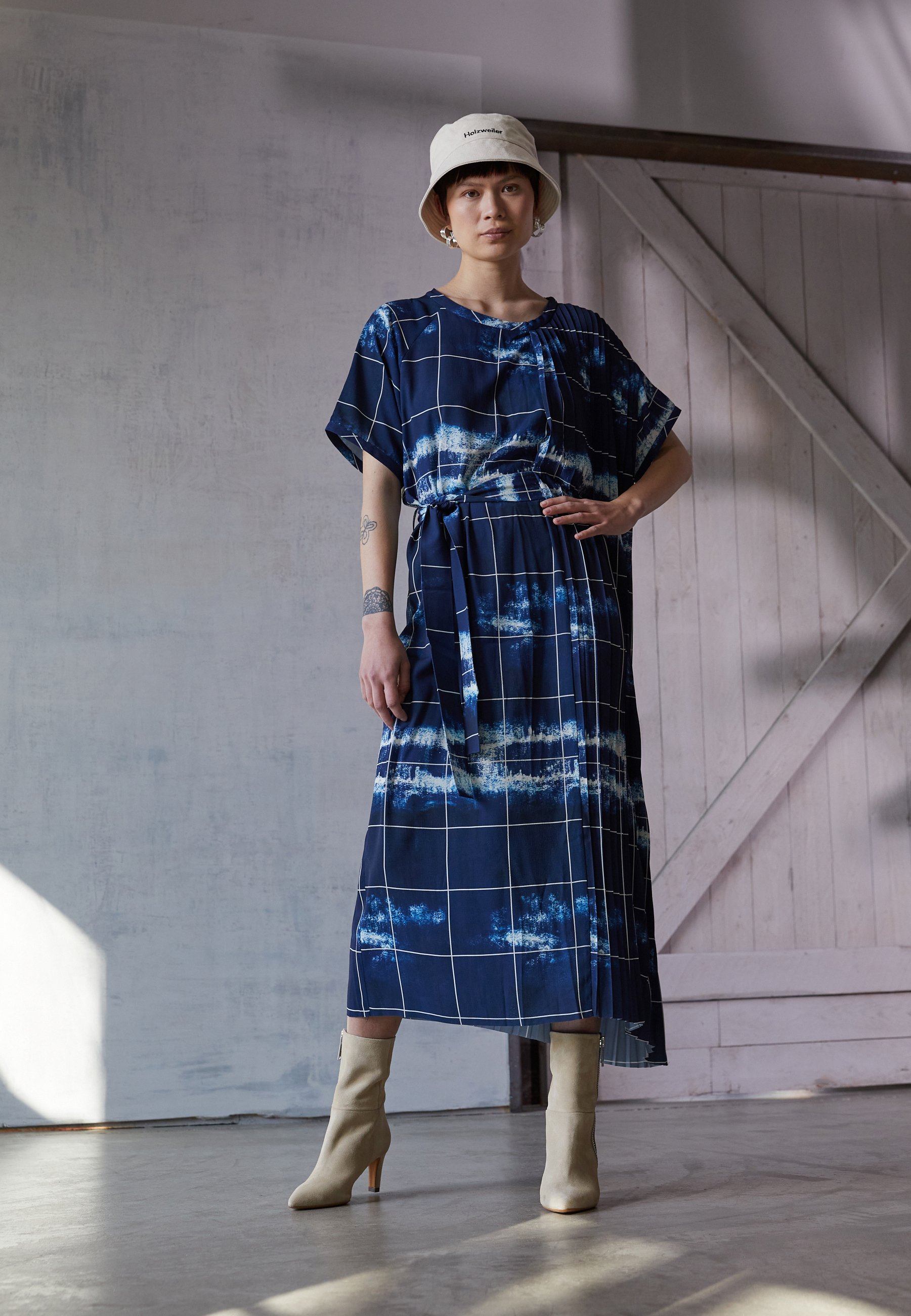Henrik Vibskov SMOOTH PLISSÉ DRESS - Jurk - dark blue/donkerblauw - Zalando .nl