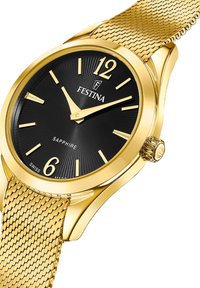 Reloj con correa de malla dorada y esfera negra texturizada. Las características incluyen marcadores y agujas dorados, cristal de zafiro y una corona con el logo.