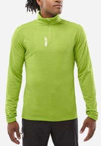 Pull-over vert à manches longues avec un col haut, tissu texturé présentant de fines rayures horizontales et une fermeture éclair à l'avant. Logo de la marque sur la poitrine.