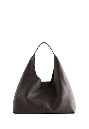 Braune Leder-Schultertasche mit strukturiertem Finish, lässiger Form und weiter Öffnung oben, ausgestattet mit einem einzelnen, geschwungenen Griff.