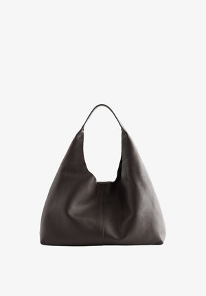 Braune Leder-Schultertasche mit strukturiertem Finish, lässiger Form und weiter Öffnung oben, ausgestattet mit einem einzelnen, geschwungenen Griff.