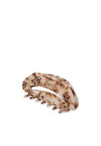 Una clip per capelli con motivo tartaruga, realizzata in plastica lucida, caratterizzata da un design curvo e sei punte per una tenuta sicura nello styling.