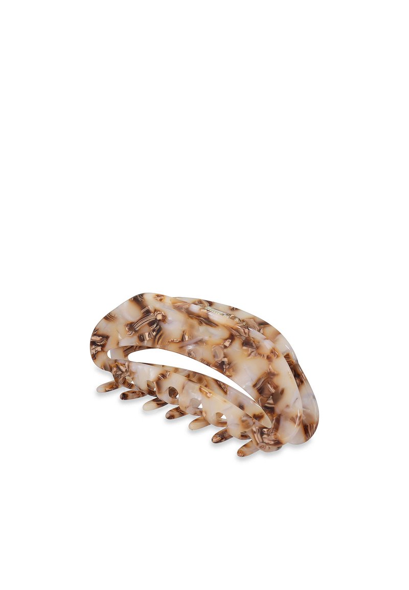 Una clip per capelli con motivo tartaruga, realizzata in plastica lucida, caratterizzata da un design curvo e sei punte per una tenuta sicura nello styling.