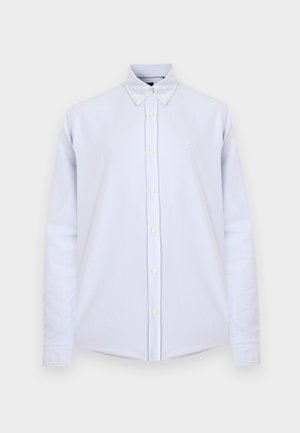 Lichtblauw hemd met lange mouwen, knoopsluiting, klassieke kraag, witte knopen en een klein geborduurd logo op de borst.