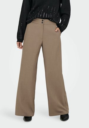 Pantalons larges en tissu taupe avec une texture lisse, dotés de deux poches avant et de deux boutons noirs à la taille.