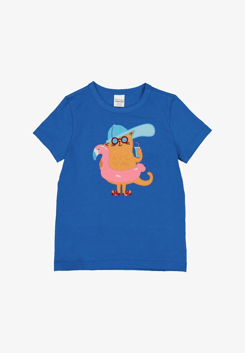 Blå bomulds t-shirt med et orange kattegrafik, der holder en lyserød flamingo, iført farverige solbriller og en lyseblå hat.