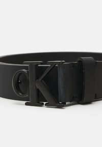 Calvin Klein Jeans ROUND MONO PLAQUE BELT - Öv - black