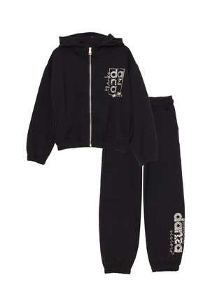Felpa nera con zip e cappuccio, con polsini elasticizzati; grafica glitter grigia con la scritta "dance". Pantaloni della tuta neri abbinati con vita elasticizzata e dettaglio "dance".