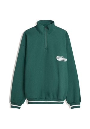 Grüner Fleece-Pullover mit hohem Kragen, Reißverschluss und weißen Rippbündchen sowie Saum. Mit dem Logo "Soft Collision" in Weiß.