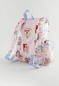 Kuprinė su rausvu audiniu, puikuojančiu animacinių meškiukų motyvais, mėlynomis diržais ir įvairiais žaismingais raštais. Į komplektą įeina reguliuojami sagtelės ir šoniniai kišenės.