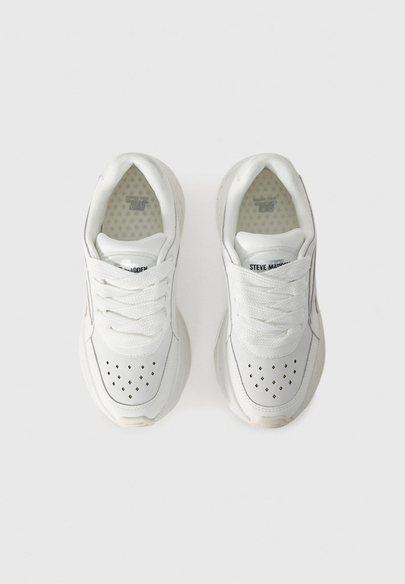 Weiße Sneaker mit einem glatten Leder-Obermaterial, strukturierten Gummisohlen, durchbrochenen Details und flachen Schnürsenkeln. Branding auf der Zunge sichtbar.