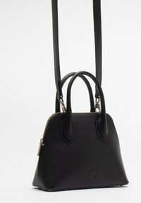Borsa a mano in pelle nera con un design strutturato, doppi manici e una tracolla removibile. Presenta hardware in argento e un accento con logo.
