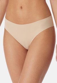 Beżowy, gładki dół bikini bezszwowy o niskim stanie z szerokim elastycznym paskiem w talii. Brak widocznych szwów lub wzorów.