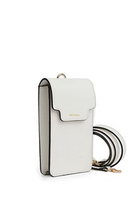 Weißes Leder-Crossbody-Bag mit Klappenverschluss, goldfarbenen Beschlägen und einem geprägten Muster. Verfügt über einen abnehmbaren Trageriemen mit schwarzen Akzenten.