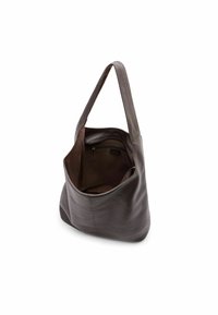 Sac en cuir brun avec une texture lisse, un dessus ouvert et une poche intérieure zippée. Les anses sont longues et confortables.