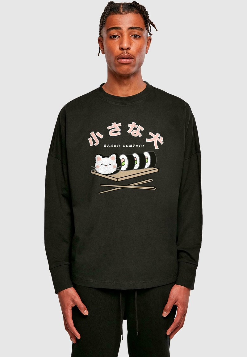Musta pitkähihaine t-paita, jossa on graafinen kuva piirretystä kissasta ja sushista puupinnalla, kevyellä ja leikkisällä muotoilulla, jossa on syömäpuikot.
