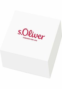 Caja blanca con el logotipo en rojo de "s.Oliver" y la frase "MODA PARA LA VIDA" en una tipografía moderna y en negrita, con una textura suave y mate.