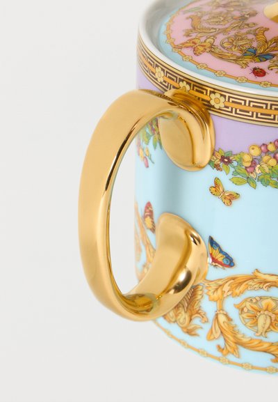 Πορσελάνινο φλιτζάνι με μεγάλο λαμπερό χρυσό χερούλι, διακοσμημένο με μπλε, ροζ και ανθικά σχέδια, πεταλούδες και διακοσμητικό χρυσό περιθώριο.