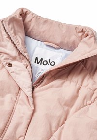 Rosa isolerad jacka med en strukturerad, skrynklig yta. Har en dragkedja, tryckknapp och en inre etikett med "Molo"-logotyp.