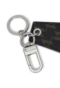 Must have mustriga võtmehoidja, millel on hõbedane metallist klipp ja ümmargune rõngas, mille pinnal on reljeefne tekst "KARL LAGERFELD" ja geomeetrilised mustrid.