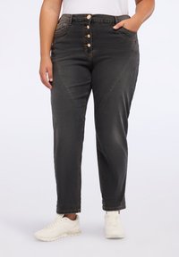 Los pantalones de denim gris oscuro cuentan con una cintura alta, un cierre de cinco botones, bolsillos delanteros diagonales y un sutil detalle de desgaste.