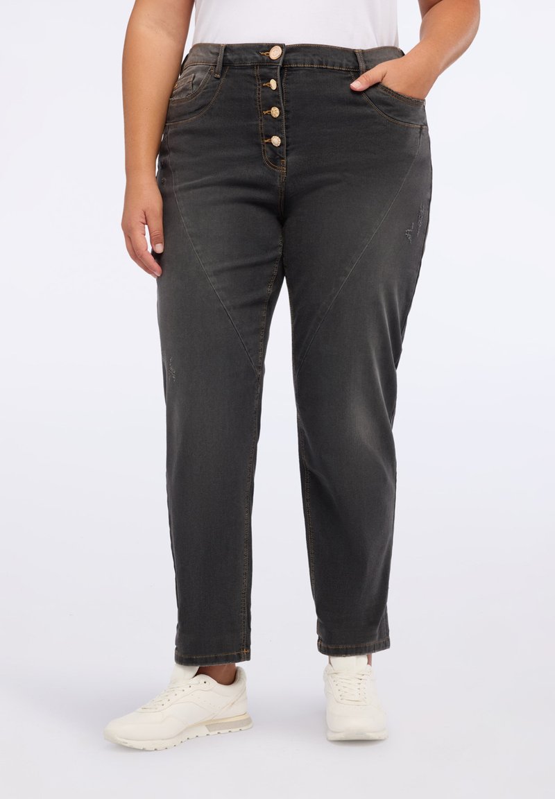 Los pantalones de denim gris oscuro cuentan con una cintura alta, un cierre de cinco botones, bolsillos delanteros diagonales y un sutil detalle de desgaste.