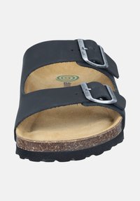 Schwarze Leder-Sandale mit zwei verstellbaren silbernen Schnallen, konturiertem Korkfußbett und strukturiertem Gummiaußensohle. Glattes Innenfutter.