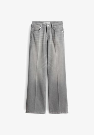 Jeans grigi alti in vita, a gamba larga, con bottone frontale, chiusura con zip e cinque tasche, posati piatti su uno sfondo bianco.