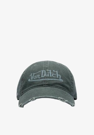 Išblukusi tamsiai žalia Von Dutch beisbolo kepurė su nusidėvėjimo ženklais ant krašto ir išsiuvinėtu logotipu priekyje.