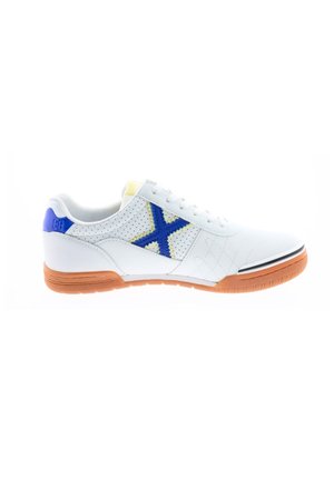 Zapatilla deportiva blanca con un diseño perforado, acento azul en forma de X, suela de goma naranja y raya negra en la puntera.