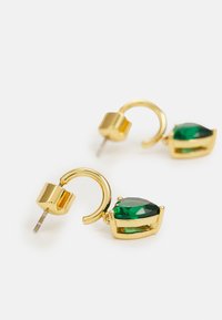 Χρυσά κρίκοι σκουλαρίκια με πράσινες φασματοποιημένες πέτρες. Διαθέτουν ασφαλές πίσω κούμπωμα και λεία, γυαλισμένη υφή.