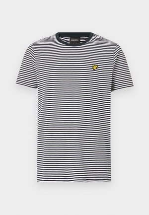 Tricou cu mânecă scurtă în dungi, de culoare bleumarin și alb, cu un guler rotund și un mic accent cu logo galben pe partea stângă a pieptului. Material din bumbac moale.