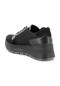 Sneaker nera con tomaia in mesh e accenti in suede, punta tonda, suola spessa e lacci. Progettata per comfort e supporto con dettagli testurizzati.