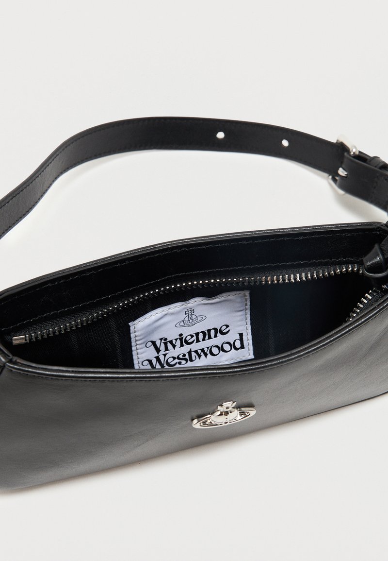 Sac à bandoulière en cuir noir Vivienne Westwood avec fermeture à logo argenté, étiquette intérieure visible, fermeture éclair partiellement ouverte et sangle ajustable.