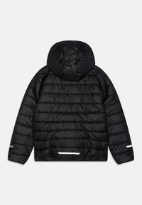 Giacca a vento nera con cappuccio, design trapuntato e dettagli riflettenti. Texture liscia e lucida con cuciture a coste per l'isolamento.