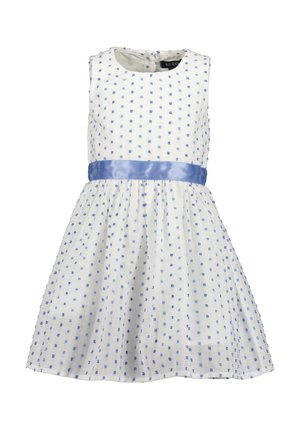 Biała sukienka w niebieskie kropki, bez rękawów, z zaokrąglonym dekoltem i niebieskim satynowym paskiem w talii. Rozkloszowany dół z marszczoną fakturą.
