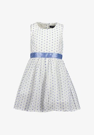 Hvid kjole med blå prikmønster, ærmeløs design, rund hals og en blå satinbånd i taljen. Nederdel med vidde og rynket struktur.