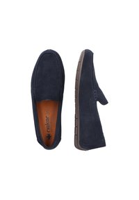 Navyblaue Wildleder Slipper mit einer flexiblen braunen Gummisohle, einfachem Schlupfdesign und dezenten Nähdetails, ausgestattet mit einem inneren Einlagenetikett.