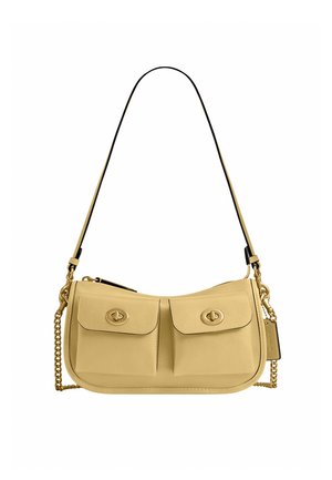 Sac à épaule en cuir beige avec deux poches avant sécurisées par des fermetures à tourniquet et un détail chaîne sur la sangle.