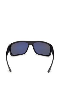 Lunettes de sport noires avec des verres rectangulaires teintés foncés et des branches incurvées, vues de face sur un fond blanc.