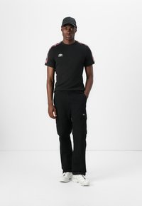 Umbro TAPED TEE - T-shirts med print - black
