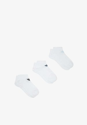 Tre paia di calzini bianchi alla caviglia con piccoli loghi neri e blu disposti diagonalmente su uno sfondo bianco.