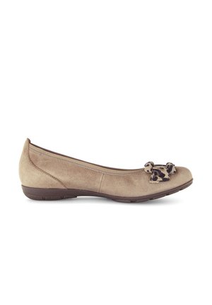 Chaussure plate en daim beige avec bout arrondi et semelle en caoutchouc marron, ornée d'un nœud en tissu à imprimé léopard à l'avant.