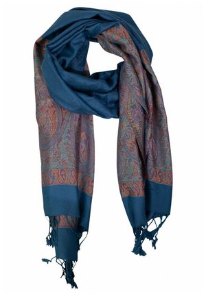 Écharpe en soie avec des bords bleu marine, des motifs paisley complexes en rouges et bleus doux, et des franges à pampilles aux deux extrémités.