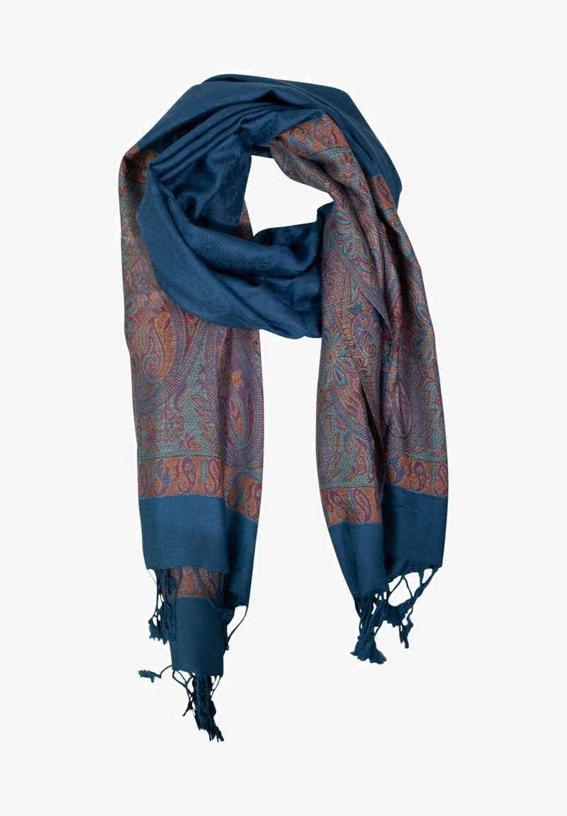 Écharpe en soie avec des bords bleu marine, des motifs paisley complexes en rouges et bleus doux, et des franges à pampilles aux deux extrémités.