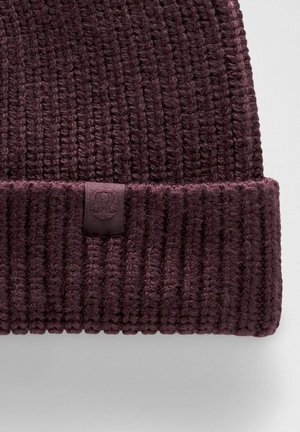 Diep paarse geribbelde brei beanie met opgevouwen rand en klein stoffen etiket met een geperste ronde logo.