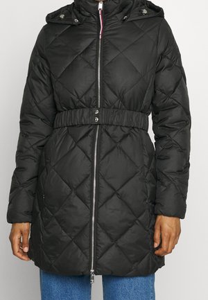 Manteau doudoune noir matelassé avec une taille cintrée, fermeture éclair à l'avant et capuche. Présente un motif en losanges et des accents en métal argenté.