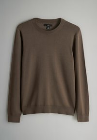 Brauner Strickpullover mit Rundhalsausschnitt, langen Ärmeln und eng anliegendem Saum. Hergestellt aus weichem, leichtem Material. Etikett innen sichtbar.