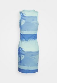 Vestido sem mangas com uma estampa de palmeiras azuis e uma cena de praia. Feito de tecido de malha respirável, com uma silhueta justa e decote redondo.