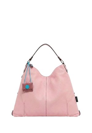 Borsa a mano in pelle rosa morbida con manico nero curvo e una piccola pochette quadrata attaccata con un cordoncino blu e dettaglio con bottone.